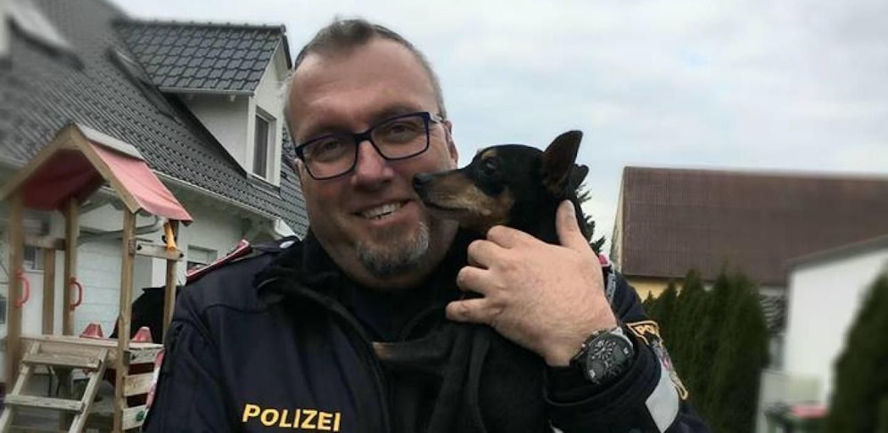 Beamter mit der geretteten Hündin in Leopoldsdorf.