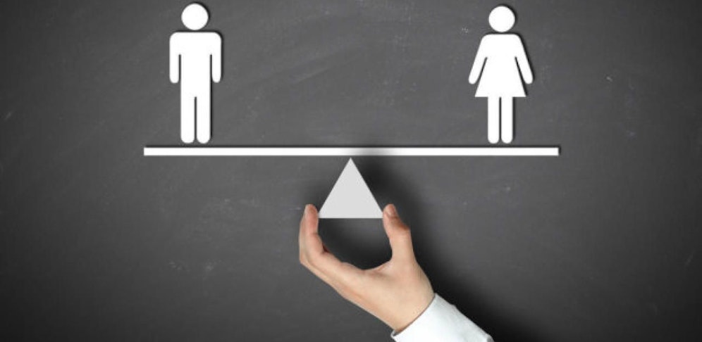 Nach wie vor zeigen sich bei der Bezahlung zwischen Frauen und Männern trotz gleicher Arbeit gravierende Unterschiede. Die Beseitigung dieses Missstands ist auch eine Forderung des Begehrens.