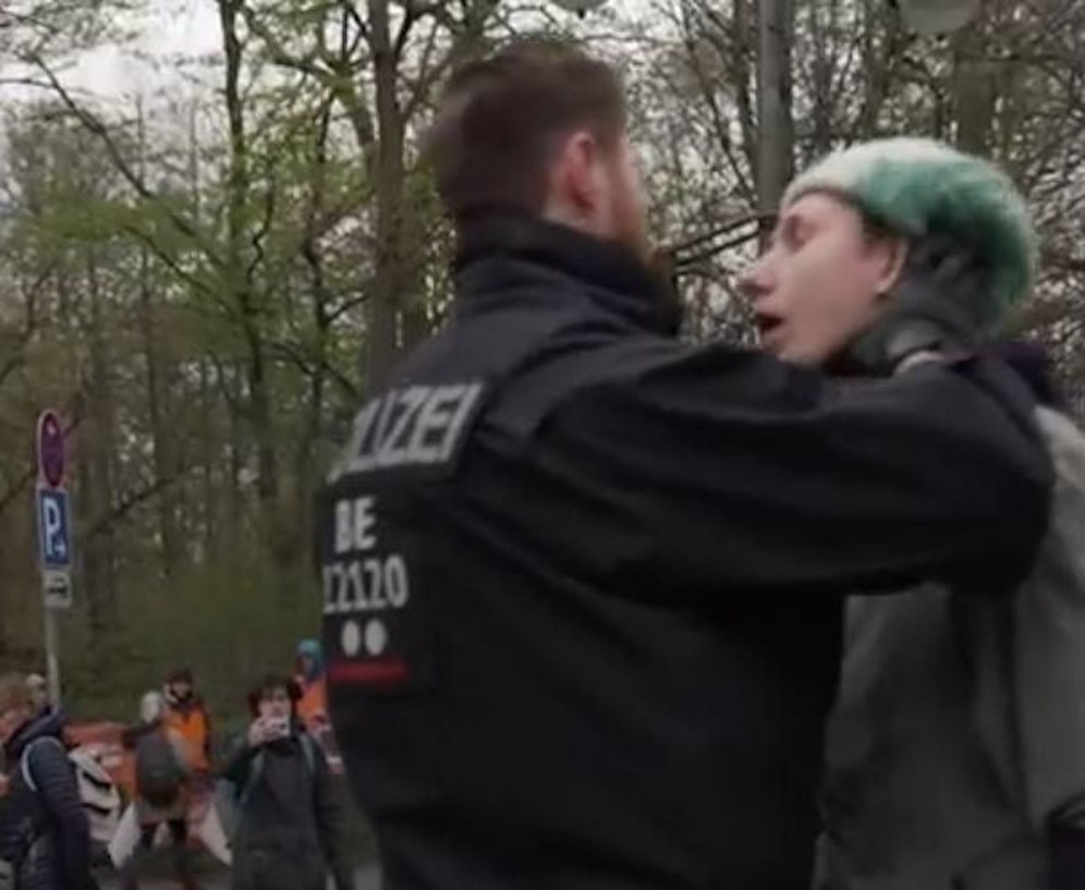 Aufnahmen eines Polizeieinsatzes bei der Klima-Demo von 